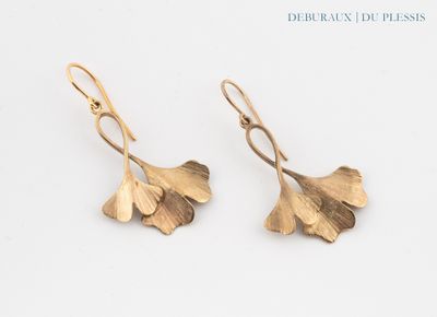 Boucles d'oreilles « Ginknife » plaquées or sur fond blanc