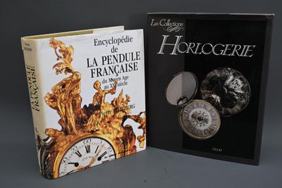deux livres posés sur une table, avec une horloge devant eux
