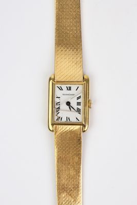 une image d'une montre-bracelet en or avec des chiffres romains sur le cadran