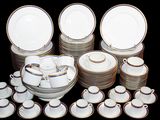 beaucoup d'assiettes et de tasses empilées les unes sur les autres