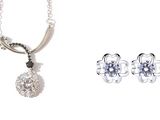 deux bijoux, dont un collier, des boucles d'oreilles et une bague