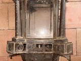 une petite lanterne en métal accrochée à un mur de briques