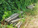 un tas de bûches posé au bord de la route