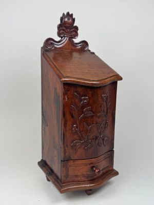 une petite boîte en bois ornée de sculptures
