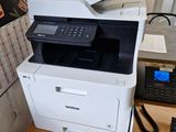 une imprimante posée sur un bureau, à côté d'un téléphone