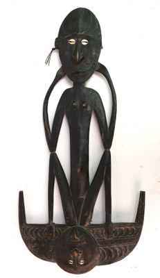 une image représentant une sculpture en bois d'un homme tenant un bateau