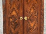une armoire en bois avec un plateau en marbre dans la rue