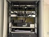 une armoire contenant tout un tas d'appareils électroniques