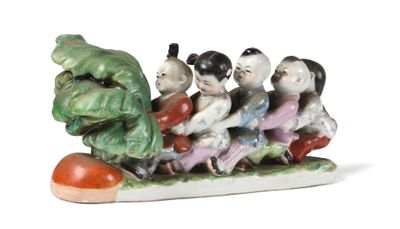 CHINE Groupe en porcelaine émaillée polychrome représentant …