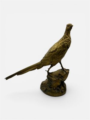 statue représentant un faisan en bronze posé sur un rocher, sur fond blanc