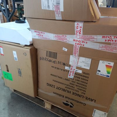 une pile de cartons posée sur une palette dans un entrepôt