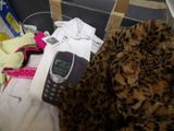 un téléphone portable posé sur une pile de vêtements