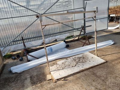 une planche de surf blanche posée par terre à côté d'un immeuble