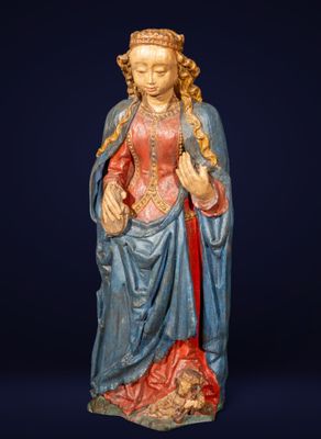 une statue représentant une femme en robe bleue avec un ruban rouge
