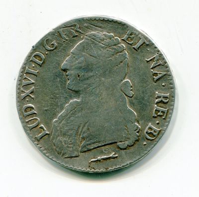 une vieille pièce de monnaie sur laquelle figure le profil d'une femme, sur un fond blanc