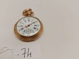 une montre de poche en or avec un cadran blanc et des chiffres romains