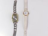 deux montres et un bracelet posés sur une table