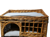 une niche en osier avec un panier pour chien à l'intérieur