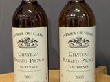 deux bouteilles de vin posées sur une table en bois