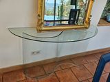 une table en verre surmontée d'un miroir