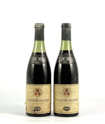 deux bouteilles de vin posées l'une à côté de l'autre sur une surface blanche