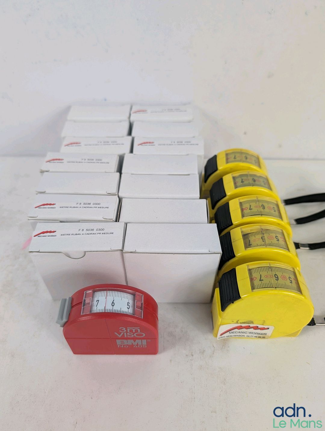 Lot de 19 mètres-rubans à cadran, dont 14 rouges et 5 jaunes…
