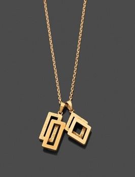 un collier en or composé de deux carrés suspendus à une chaîne