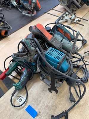 un tas d'outils électriques posés par terre dans une pièce
