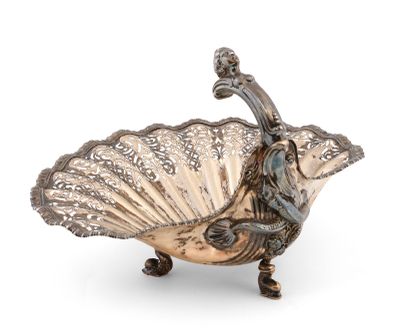 une image représentant une assiette en argent sur laquelle figure un éléphant, sur le dos