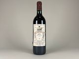 la bouteille de vin rouge est posée sur la table