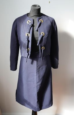 une image d'une robe sur un mannequin