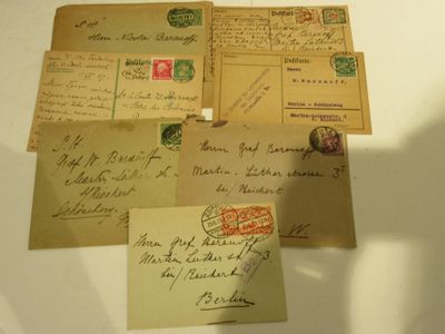 Plusieurs vieilles lettres et enveloppes sont posées sur une table