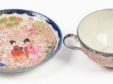 une tasse et une soucoupe placées l'une à côté de l'autre sur une table