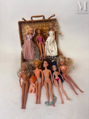 BARBIE Ensemble de quatre Barbie et quelques tenues.