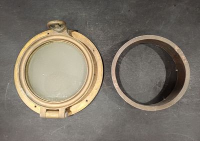 une image d'un gros plan d'un objet métallique sur une table