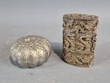 deux objets en argent posés l'un à côté de l'autre sur une table