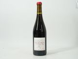 une bouteille de vin posée sur une table