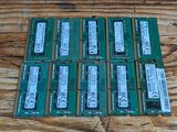 six modules de mémoire sont posés sur une surface en bois