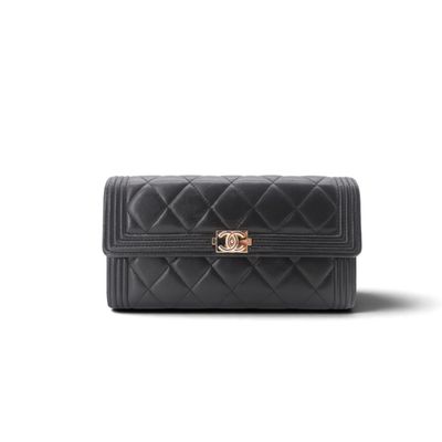 un sac à main noir matelassé, orné d'une boucle dorée sur le devant