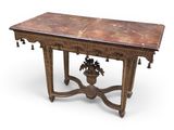 une table sur laquelle se trouve un vase
