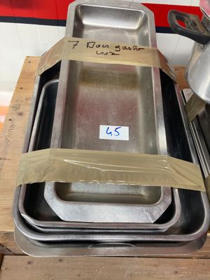 une pile de casseroles posée sur une palette, avec une étiquette de prix