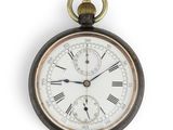 une vieille montre de poche ornée de chiffres romains