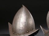 deux casques posés l'un à côté de l'autre