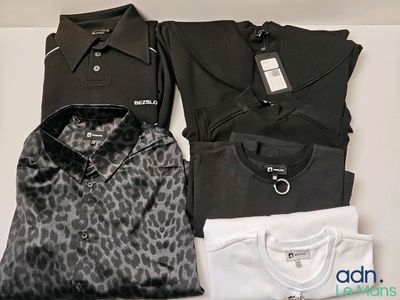 trois chemises pour homme et une chemise pour femme posées sur une table