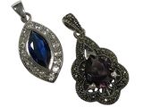 une photo représentant deux pendentifs ornés de pierres bleues et noires