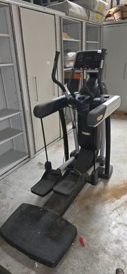 une machine posée sur le sol du garage