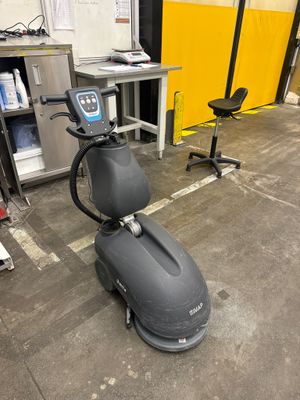 l'image d'une machine installée dans un garage