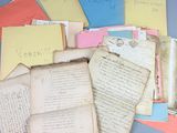 une pile de vieux papiers qui ont été laissés sur la table