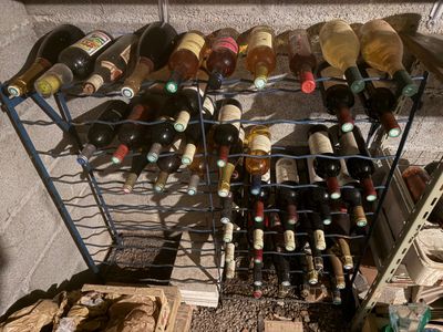 de nombreuses bouteilles de vin posées sur un casier dans une pièce