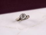 une bague en diamant posée sur une table en marbre
